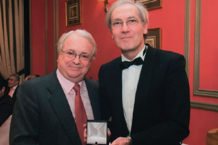 Medalla de oro Foro Europa al Dr. López Barrantes